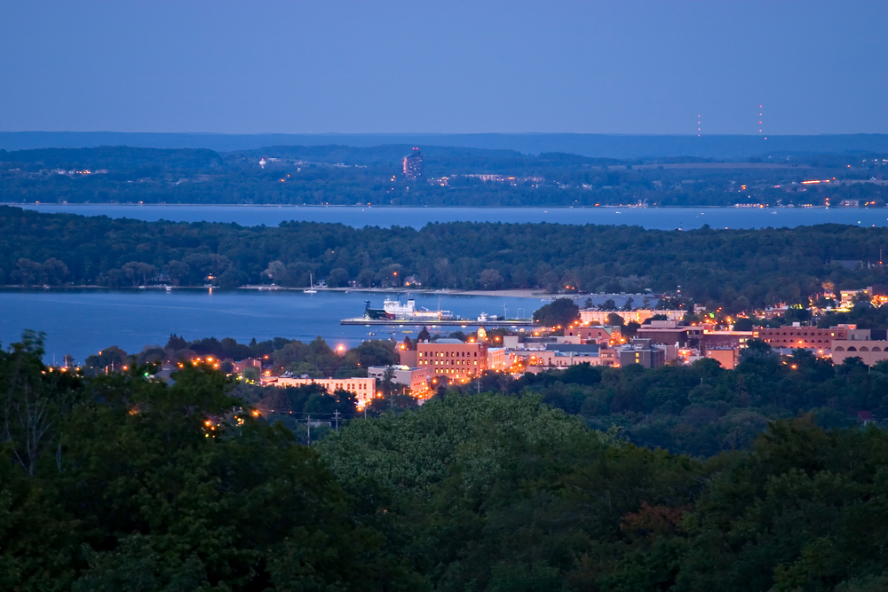 Vista nocturna Traverse City